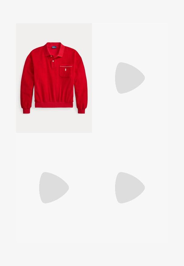 Červené polo s dlhým rukávom, golierom, dvoma gombíkmi, rebrovanými manžetami a lemom, s náprsným vreckom s bielym vyšitým logom.; Biele bavlnené tričko s krátkym rukávom so žíhanou textúrou. Na ľavej strane na hrudi má malú červenú logo "LEVI'S".; Svetlomodré riflové nohavice s rovnými nohavicami, vyblednutými detailmi, kontrastným šitím, piatimi vreckami a zapínaním na gombíky.; Béžové semišové tenisky s bielymi akcentmi a gumovou podrážkou. Vyznačujú sa vystúpeným logom na boku a kontrastnými béžovými šnúrkami. Klasický dizajn.