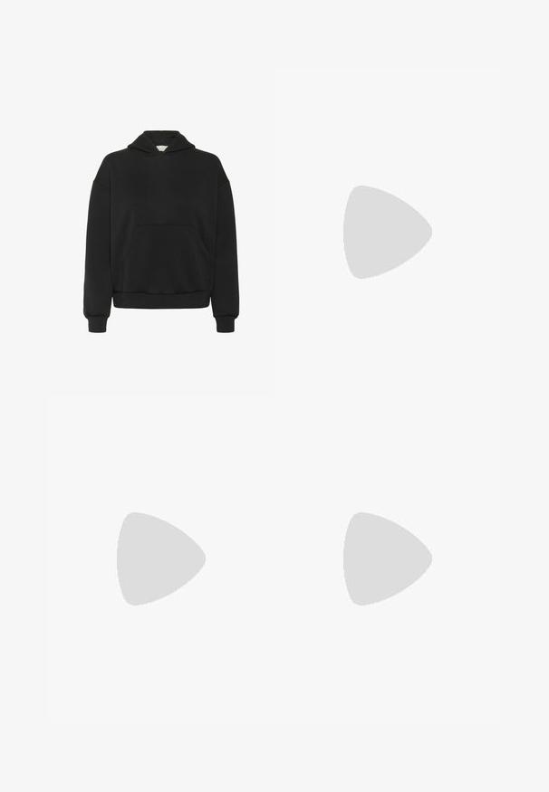 Sort langærmet hoodie med frontlomme og ribbede manchetter, vist på en ensfarvet hvid baggrund.; Sort cropped langærmet top lavet af strækstof. Har en rund halsudskæring og tætsiddende silhuet. Simpelt design uden mønstre eller accenter.; Sorte cargo-bukser lavet af letvægtsstof, med elastisk talje, sidelommer og en afslappet pasform.; Hvid sneaker med sorte striber og snørebånd svævende over betontrapper, der viser siden og fronten af skoen.