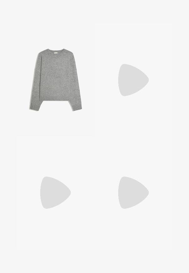 Effen lichtgrijze gebreide trui met lange mouwen, geribde manchetten, zoom en ronde hals, plat gelegd op een witte achtergrond.; Wit oversized katoenen T-shirt met een ronde hals en korte mouwen; gladde textuur, zonder zichtbare patronen of accenten.; Grijze, wijde broek van soepel stof, met een knoopsluiting en twee zijzakken. Eenvoudig, strak ontwerp zonder zichtbare patronen.; Zwarte leren penny loafer met chunky rubberen zool en moc-toe stiksel, in profiel weergegeven op een witte achtergrond.