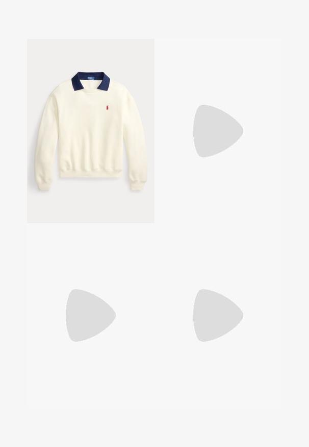 Krémový sveter s dlhým rukávom, námornícky modrým golierom a malým červeným logom Polo Ralph Lauren na ľavej strane hrude.; Biele bezrukávové tričko z bavlny, s cípatým golierom, predným zapínaním na gombíky a malým vyšívaným logom na ľavej strane.; Modré prané denimové džínsy s rovnými nohavicami, prednými vreckami, pútkami na opasok a blednúcimi detailmi na stehnách a kolenách.; Hnedá semišová teniska s krémovými šnúrkami, hrubou podrážkou a malým bielym vyšitým logom na boku.