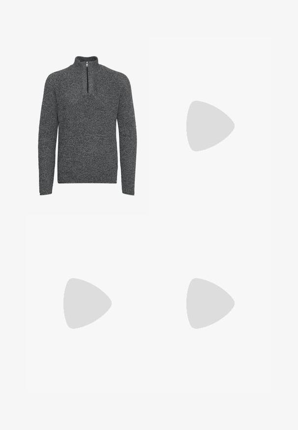 Grauer Strickpullover mit hohem Kragen und halber Reißverschlussöffnung. Die Textur ist unregelmäßig und zeichnet sich durch eine dichte Webart und ein einfaches Design aus.; Weißes Langarmhemd mit Knopfkragen, das über eine glatte Textur, einen geraden Schnitt und subtile Details entlang der Vorderblende verfügt.; Schwarze Denim-Jeans mit geradem Schnitt. Zu den Merkmalen gehören fünf Taschen, ein Knopfverschluss und dezente Nähte entlang der Säume.; Schwarzer Wildlederschuh im Chelsea-Stil mit elastischen Seitenteilen, runder Zehenform, subtiler Textur und Ziehhilfe an der Rückseite. Flache Gummisohle.