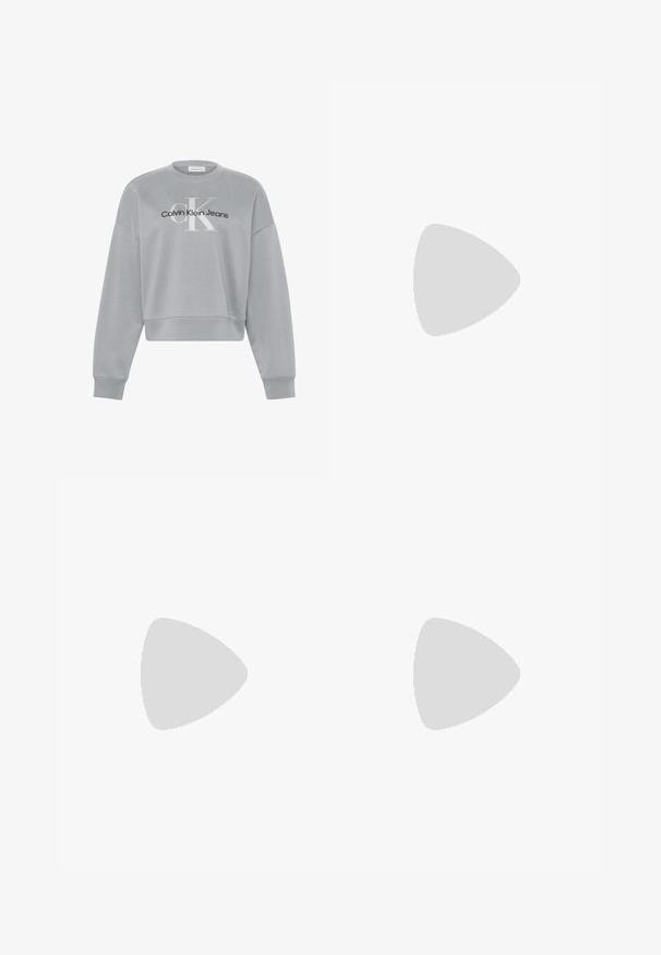 Sudadera gris claro recortada con mangas largas, con el logo "cK" en blanco y "Calvin Klein Jeans" en negro centrado en el frente.; Top corto negro con tirantes finos y un pequeño logo plateado de CK centrado debajo del escote.; Pantalones de mezclilla azul claro con un diseño de pierna recta, cintura alta y cierre frontal de botón. Presenta dos bolsillos laterales y costuras mínimas.; Zueco de ante en beige con parte superior texturizada, correa ajustable y una suela de goma robusta con un patrón de tacos para un mejor agarre.