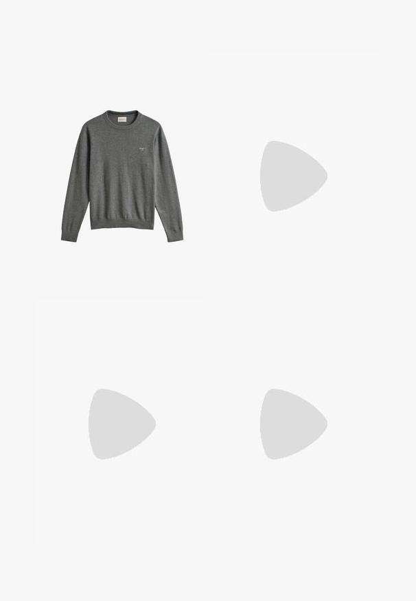 Pull gris à manches longues avec col rond, petit emblème brodé sur la poitrine gauche, poignets et ourlet côtelés.; Chemise boutonnée en laine marron avec un col pointu, deux poches poitrine et des boutons noirs. Texture douce avec une coupe décontractée.; Jeans en denim noir avec une coupe droite, cinq poches et une fermeture à bouton. Texture lisse et style minimaliste.; Baskets blanches en cuir montantes basses avec fermeture à lacets et semelle en caoutchouc plate, vues du côté intérieur sur un fond uni.