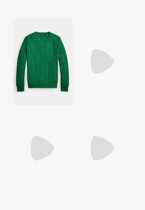 Grüner, kabelgestrickter Langarmpullover mit Rundhalsausschnitt und kleinem blauem Polo Ralph Lauren-Logo auf der Brust bestickt.; Weißes Hemd mit knopflosem Kragen und feinen vertikalen Streifen in hellem Beige. Es hat einen klassischen Kragen, lange Ärmel und ein kleines gesticktes Logo auf der Brust.; Dunkelblaue Jeans aus Denim mit geraden Beinen, fünf Taschen, Knopfverschluss und sichtbaren Nähten.; Graue Wildleder-Sneaker mit schwarzen Akzenten, mit einem strukturierten Stoffseitenteil, runder Zehenpartie und schwarzer Gummisohle. Logo auf der Seite eingestickt.