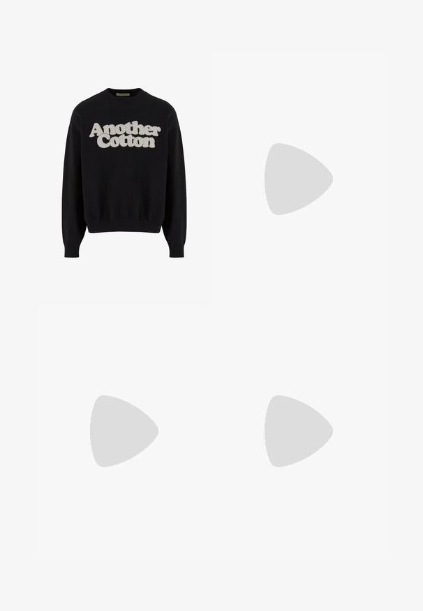 Sort sweatshirt lavet af bomuld, med et tekstureret, hævet hvidt logo "Another Cotton" på fronten. Ribkanter ved håndled og nederste kant.; Sort bomuld t-shirt med korte ærmer, rund halsudskæring og almindelig pasform. Stoffet fremstår glat og uden pynt.; Sorte sweats med elastisk talje og justerbar snor. Har et rødt logo på venstre lår. Blødt materiale.; Sort læderloafer med en kraftig gummisål og klassiske penny-strap detaljer, vist fra ydersiden.
