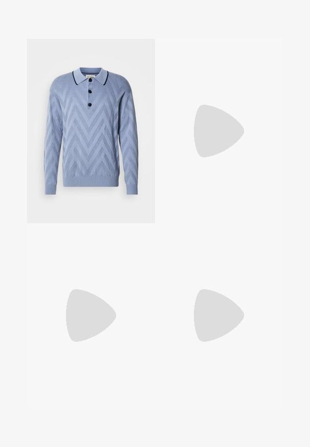 Polo tricoté bleu clair avec un motif en chevron, trois boutons noirs et un col marine contrastant. Manches longues et poignets côtelés.; Jean en denim bleu moyen avec un délavage léger, design à cinq poches, coupe droite et accents cousus. Fermeture par bouton et zip.; Mocassins en cuir marron avec une semelle en caoutchouc texturée et striée. Présente un design épuré et une sangle décorative sur le cou-de-pied.; Sac cabas en daim marron foncé avec des poignées noires et une pochette rectangulaire zippée assortie fixée à l'avant.