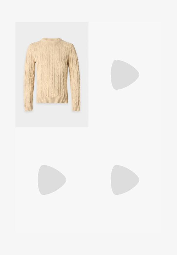 Pull beige à torsades avec manches longues et poignets, ourlet et encolure ronde côtelés sur un fond gris clair.; Chemise blanche à manches longues avec boutons, col pointu, boutons visibles sur le devant et poignets fermés par des boutons.; Chinos kaki en mélange de coton, avec une coupe droite, une taille standard avec fermeture à bouton et des poches latérales.; Mocassin en cuir noir flottant au-dessus d'un tapis beige avec un canapé beige en arrière-plan, mettant en valeur le design classique pour hommes sans lacets.
