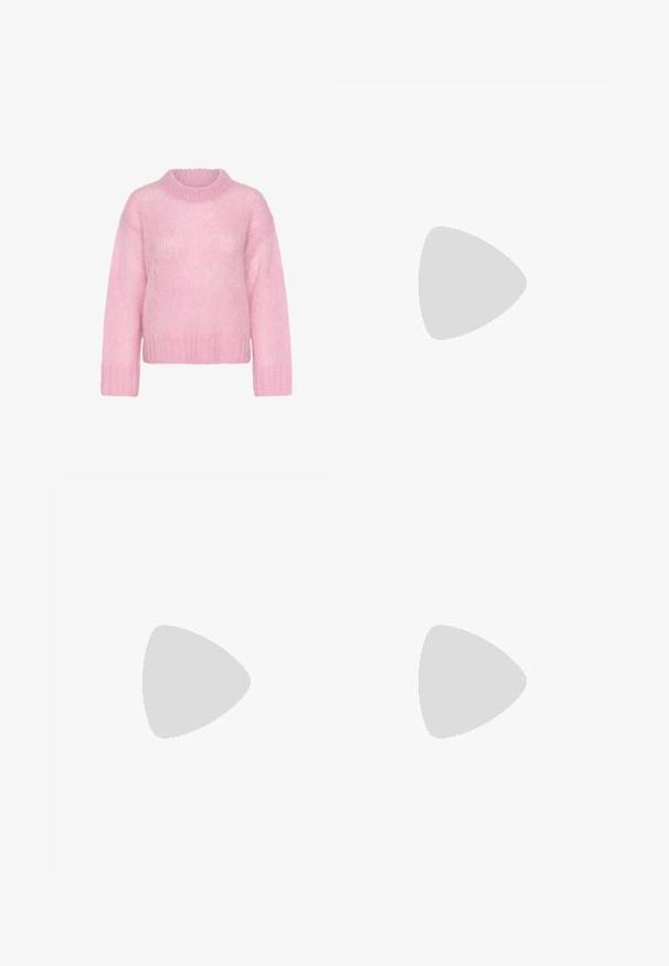Lyserød strikket sweater med høj hals, brede lange ærmer og ribbet kant. Blødt, tekstureret stof med en let løs pasform.; Langærmet beige skjorte med sorte, vandrette striber og rund halsudskæring, vist på hvid baggrund.; Sorte joggingbukser med elastisk talje, tapered ben og en glat, blød tekstur. Enkel, funktionel design uden yderligere accenter.; Sorte læder høje sko med en glat overflade, der har snørebånd og en sidezipper. Båret med en lang sort denimnederdel.