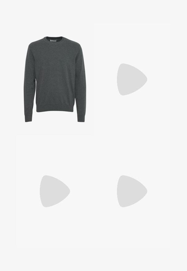 Mørkegrå crewneck sweater med lange ærmer, lavet af et blødt, strikket materiale. Har ribbestrikket halsudskæring, manchetter og kant. Ingen synlige mønstre.; Simpel hvid oversized t-shirt med korte ærmer, rund hals og løs pasform mod en hvid baggrund.; Sorte bukser med et lige ben design, lavet af vævet stof. Har en frontknaplukning og standard bæltesløjfer.; Hvide snørresneakers svævende over en træbænk med grønne planter i baggrunden, der fremhæver skodesign og tekstur.