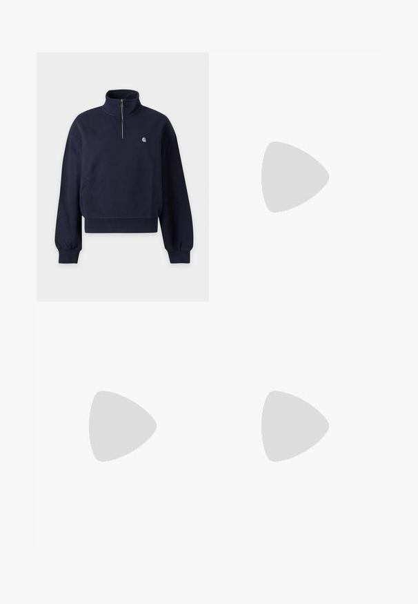 Marineblå sweatshirt med kvart-lynlås og ribstrikkede manchetter og kant, med en lille hvid logo på venstre bryst.; Kortærmet skjorte med knapper, gult, sort og hvidt ternet mønster og krave, vist mod en ensfarvet baggrund.; Grå skræddersyede shorts med diskret ternet mønster, forreste læg, bæltestropper, sidelommer og enkelt sort knaplukning.; Sorte kanvas sko med rund tå, gummisål og en spænde rem. Parret med løse, lysegrønne bukser.