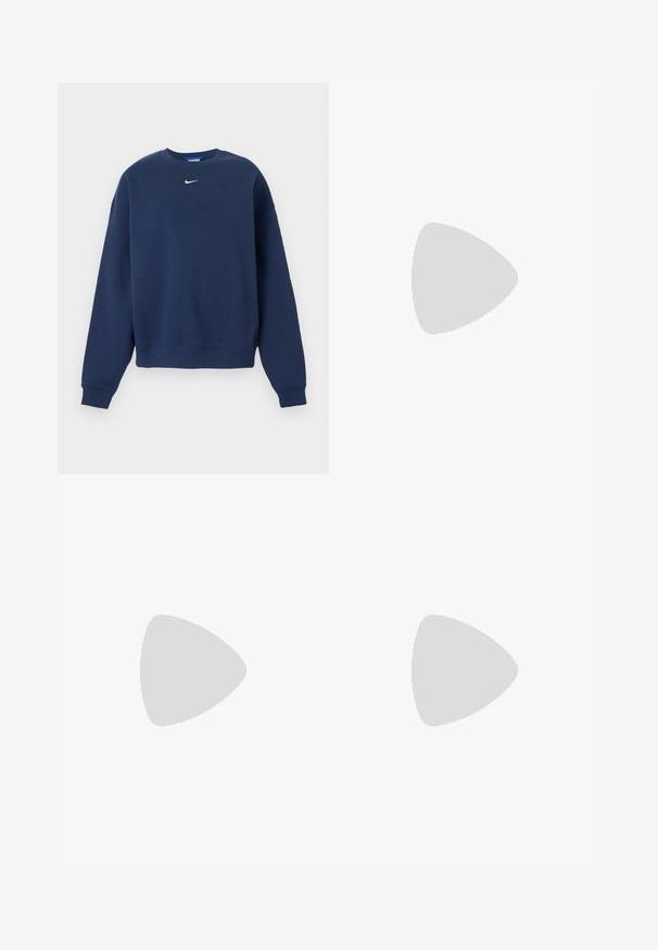 Marineblaues Sweatshirt mit Rundhalsausschnitt, langen Ärmeln und weißem Nike-Logo zentriert unter dem Kragen.; Weißes T-Shirt mit kurzen Ärmeln und Rundhalsausschnitt, mit kleinem schwarzen Nike-Swoosh-Logo, das zentriert unter dem Halsausschnitt platziert ist.; Hellgraue Jogginghose mit elastischem Bund und kleinem weißen Nike-Logo am oberen Oberschenkel, auf weißem Hintergrund flach liegend dargestellt.; Weiße und silberne Sportschuhe aus Mesh- und Synthetikmaterialien, mit schwarzen Akzentlinien, Schnürsenkeln und strukturierten Sohlen.