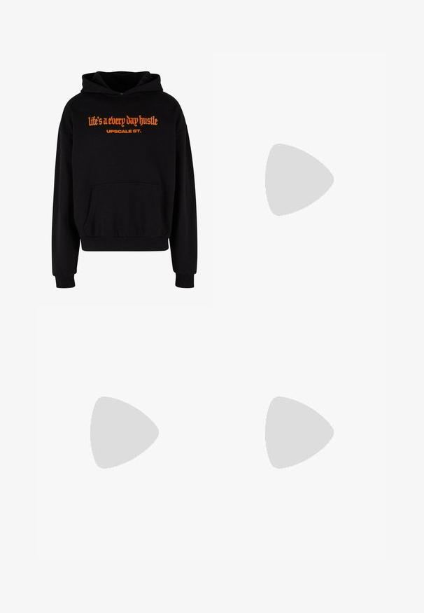 Sudadera con capucha negra y gran bolsillo frontal, con puños elásticos. Presenta texto en naranja: "la vida es un esfuerzo diario" y "UPSCALE ST."; Camiseta de algodón gris claro con mangas cortas, cuello redondo y un ajuste holgado. La tela tiene una superficie suave y ligeramente texturizada.; Pantalones cargo ligeros de color verde oliva, con cintura elástica, diseño en capas y puños ajustables con cordón. Fabricados con una tela lisa y duradera.; Zapatilla Nike Air Max 90 negra que combina materiales de cuero y malla, con cordones redondos y una unidad de aire visible en la suela.