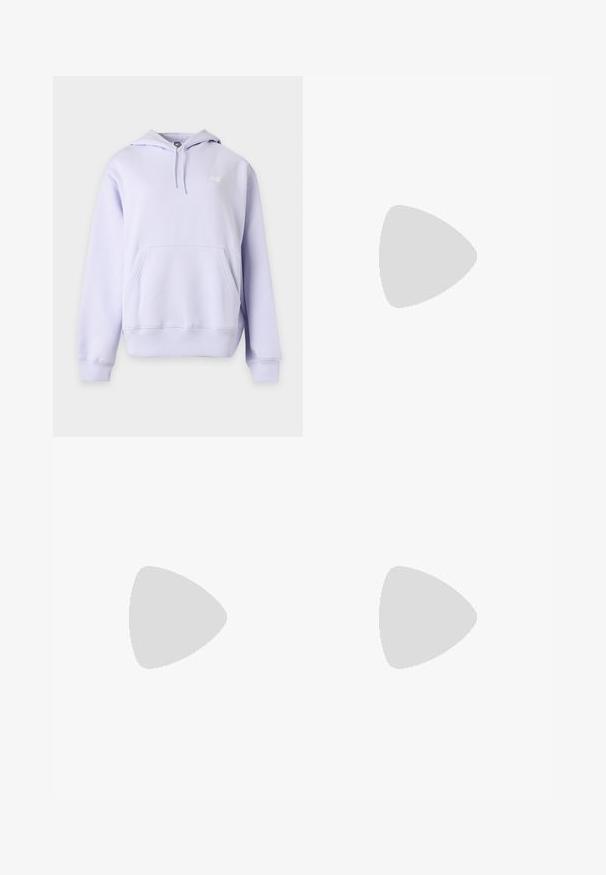 Lichtpaarse capuchontrui met voorzak, trekkoorden aan de capuchon, geribde boorden en een klein logo op het linkerborstgebied.; Paarse korte mouw crop top met een klein beige The North Face-logo op de bovenste linkerborst.; Lichtpaarse joggingbroek met elastische taille en elastische boorden, weergegeven tegen een effen lichte achtergrond.; Witte leren sneaker met grijze accenten, vetersluiting en een gestructureerde rubberen zool. Heeft een opvallend logo aan de zijkant.