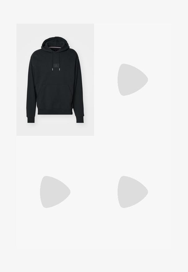 Haut à capuche noir avec une poche kangourou à l'avant, des cordons réglables et une petite écusson logo sur la poitrine. Fabriqué à partir d'un tissu doux et texturé.; Maillot de sport orange avec des manches courtes à motif noir et blanc. Présente un "94" blanc imprimé sur le devant et un logo Adidas sur la poitrine.; Shorts noirs en matériau léger, dotés d'une taille élastique, d'un cordon de serrage et d'un petit logo orange et rouge en bas à gauche.; Baskets slip-on en daim noir avec semelle épaisse et panneaux latéraux élastiques, vues de profil sur fond blanc uni.