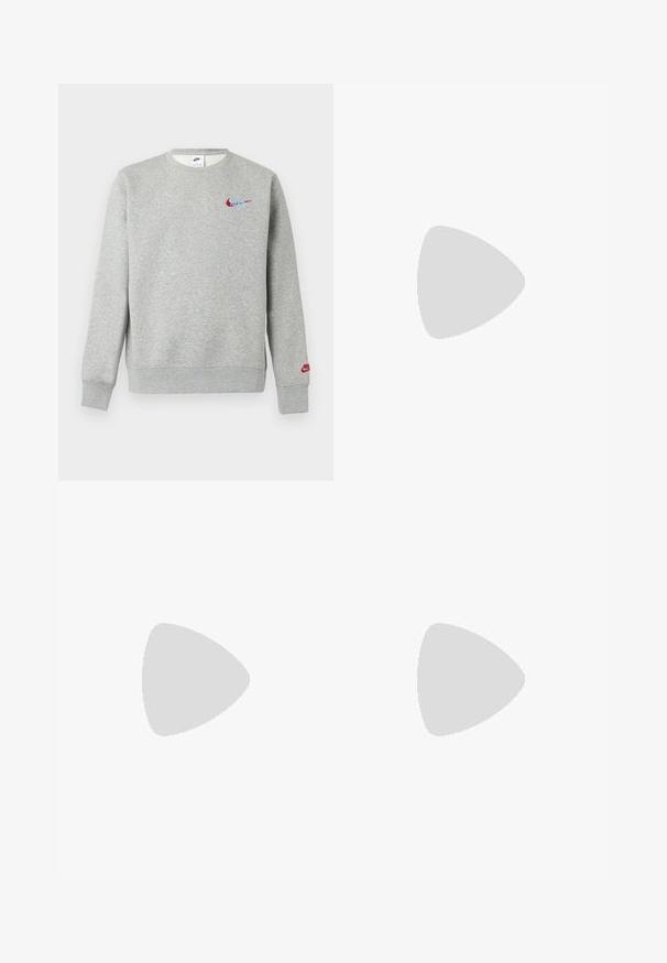 Lysegrå crewneck sweatshirt med små røde og blå Nike-logoer på brystet og venstre ærme, med ribbet manchetter og kant.; Sort og cremet stribet langærmet polo med krave, der har en tre-knaps stolpelukning og et lille accentdetalje nær kraven.; Sorte sportsshorts med en glat tekstur, elastisk talje og to sidelommer. Har et lille logo nederst til højre.; Hvid atletiksko med en unik fjedrende sål og et sølvfarvet Nike Swoosh-logo på siden, vist fra den ydre side.