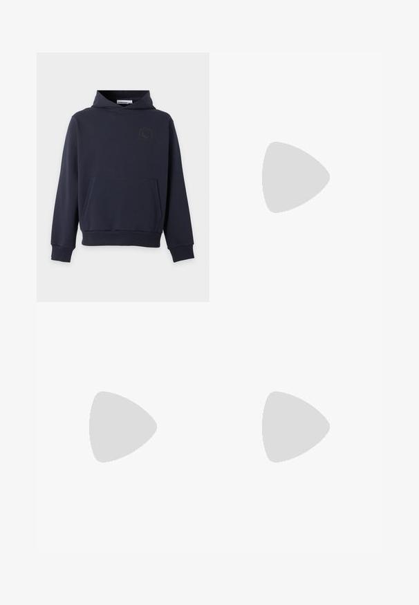 Sweat à capuche bleu marine avec poche kangourou à l'avant et logo discret sur la poitrine gauche, sur un fond clair uni.; T-shirt blanc à manches courtes avec un graphisme orné rouge sur la poitrine gauche et un texte décoratif rouge "Ksubi" sur la poitrine droite.; Jean droit en denim bleu clair avec des zones délavées sur les cuisses, poches avant, passants de ceinture et fermeture par bouton à la taille.; Baskets blanches avec des accents en daim, bout arrondi, lacets plats et semelle en caoutchouc crème. Présente une marque verte sur le talon.