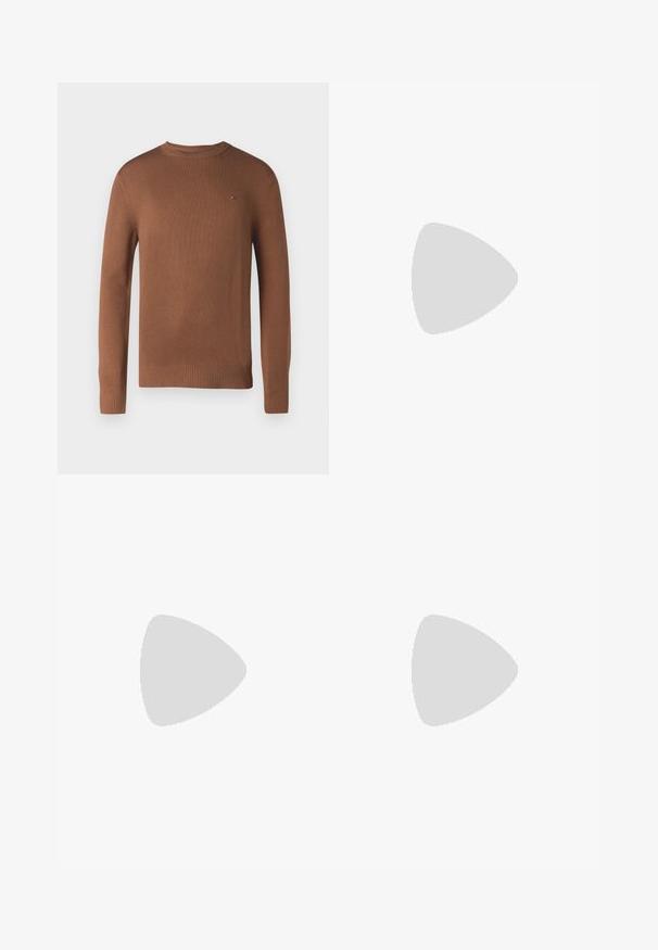 Suéter marrón de punto con mangas largas y cuello redondo. Borde y puños acanalados. Pequeño detalle del logo en el pecho.; Camisa de cuadros amarilla clara de manga larga con botones y cuello, mostrada extendida sobre un fondo blanco.; Vaqueros de mezclilla azul claro con un diseño clásico de cinco bolsillos y zonas desgastadas en los muslos, colocados planos sobre un fondo neutro.; Zapatilla blanca de corte bajo con lengüeta trasera de ante marrón, cordones blancos y logo de Tommy Hilfiger en el lateral, flotando sobre un suelo gris pulido.