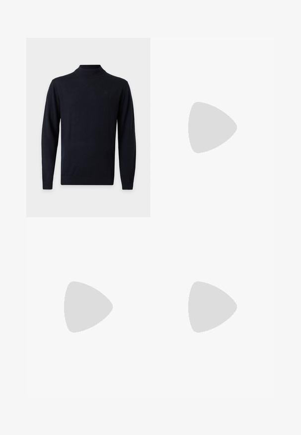 Pull noir à manches longues avec col rond haut, poignets et ourlet côtelés sur un fond uni gris clair.; Chemise noire à manches longues avec col pointu et petit logo brodé sur la poitrine gauche sur un fond uni.; Pantalon de costume bleu marine avec fines rayures blanches, passants de ceinture et fermeture éclair à l'avant, présenté sur un fond blanc uni.; Mocassin homme en cuir noir avec un petit talon et une couture de style mocassin sur l'avant, vu de côté sur un fond uni.