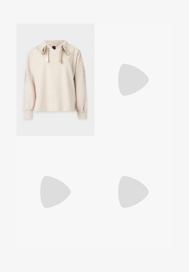 Beige sweatshirt met lange mouwen, V-hals, lintstrikjes bij de kraag, elastische boorden en patroon details op de bovenarmen.; Agolde Baggy jeans - light-blue denim; Platte slippersandaal met brede beige gevlochten bandjes die over de voet kruisen en een lage gestapelde hak tegen een witte achtergrond.; Bruine netten draagtas met vaste stoffen bodem en met pailletten versierde schouderbanden, rechtopstaand tegen een effen achtergrond.