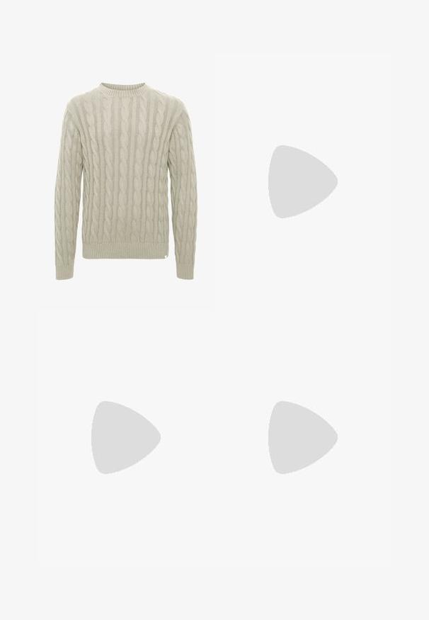 Lichtgrijze kabelgebreide trui met een geribde ronde hals en manchet, voorzien van tekstuurpatronen en lange mouwen.; Witte t-shirt met lange mouwen van katoen. Ronde halsontwerp, rechte zoom en kleine logo label aan de onderkant links. Glad van structuur.; Beige broek van geweven stof, met een rechte pijp, voorplooien, riemlussen en een enkele knoopsluiting in de Taille.; Witte lage sneaker met dikke zool, vetersluiting aan de voorkant en subtiele gouden "SVNTYSX" branding aan de zijkant en achterkant van de hiel.