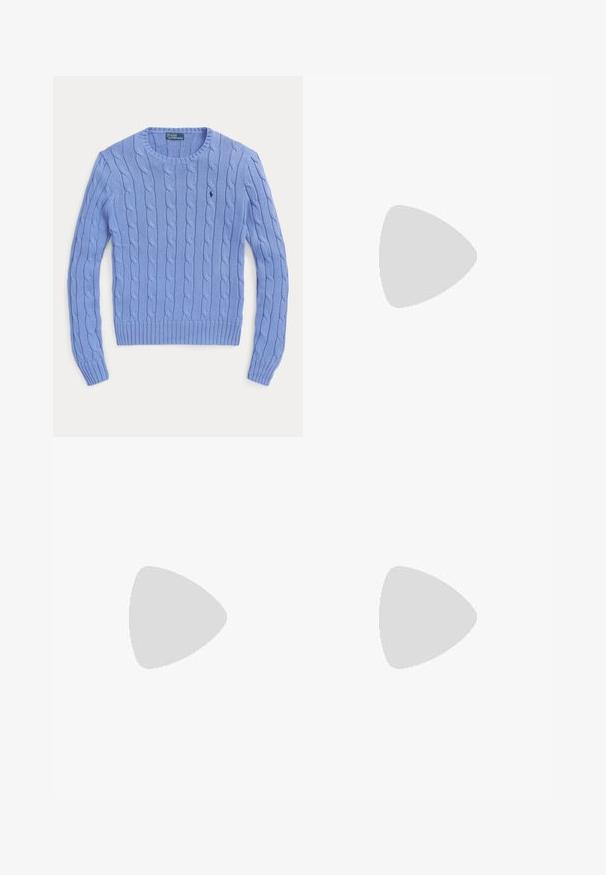 Lichtblauwe kabelgebreide trui met ronde hals, lange mouwen en een Polo Ralph Lauren-logo geborduurd op de borst.; Lichtblauw overhemd met lange mouwen, knopen en een kraag, met een klein geborduurd logo op de linkerborst.; Blauwe denim jeans met rechte pijpen, vijf zakken, knoopsluiting en subtiele vervaging op dijen en knieën, plat op een witte achtergrond gelegd.; Witte sneaker met een glad leren bovenzijde, suède accenten en platte veters. Voorzien van een geëxtraheerde rubberen zool en een minimalistisch ontwerp.