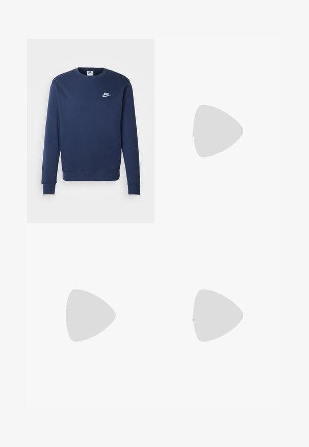 Donkerblauwe Nike-sweater met lange mouwen, ribgebreide boorden en zoom, ronde halslijn en wit logo op de borst. Gemaakt van zachte stof.; Marineblauwe kortslippige overhemdd met een gekreukelde textuur en een wit Nike-logo op de linkerkant van de borst. Voorzien van een standaardkraag en zwarte knopen.; Witte casual broek met een elastische tailleband en grote voorzakken, weergegeven op een effen lichte achtergrond.; Witte hardloopschoen met een bovenkant van mesh, ronde neus, zwarte accenten en een geëtst zool. Kenmerken van veters en branding aan de zijkant.