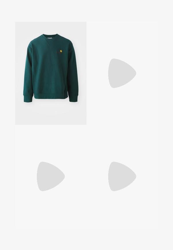 Sudadera verde oscuro de algodón, con cuello redondo acanalado, mangas largas y un pequeño logo de Carhartt en el pecho.; Camiseta morada de manga corta y cuello redondo con pequeño logo blanco de Alpha Industries en el pecho izquierdo sobre fondo blanco.; Pantalones cargo beige hechos de una mezcla de algodón. Presentan múltiples bolsillos, piernas rectas y un cierre de botón en la cintura.; Bota de tobillo de cuero marrón con cuello negro, cordones amarillos y suela beige. Presenta un logotipo y detalles de costura blanca. Suela exterior con tracción robusta.