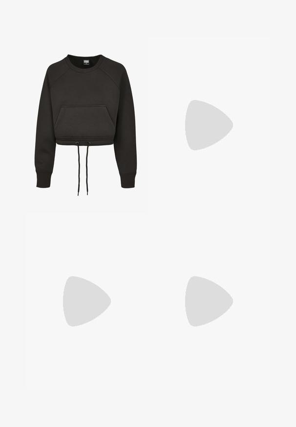 Sort cropped sweatshirt lavet af blødt stof, der har en frontlomme, snoretræk i kanten og ribbede manchetter for en tætsiddende pasform.; Sorte højtaljerede leggings, lavet af strækbart stof, med en glat tekstur og en tætsiddende design uden synlige sømme eller mønstre.; Hvide chunky sneakers med en tekstureret overdel, rund tå og en oversize sål. Har snørebånd, mesh-detaljer og en trækflig ved hælen.; Sort stoftalje taske med lynlåslukning og "BOGNER"-logo på forsiden i midten.