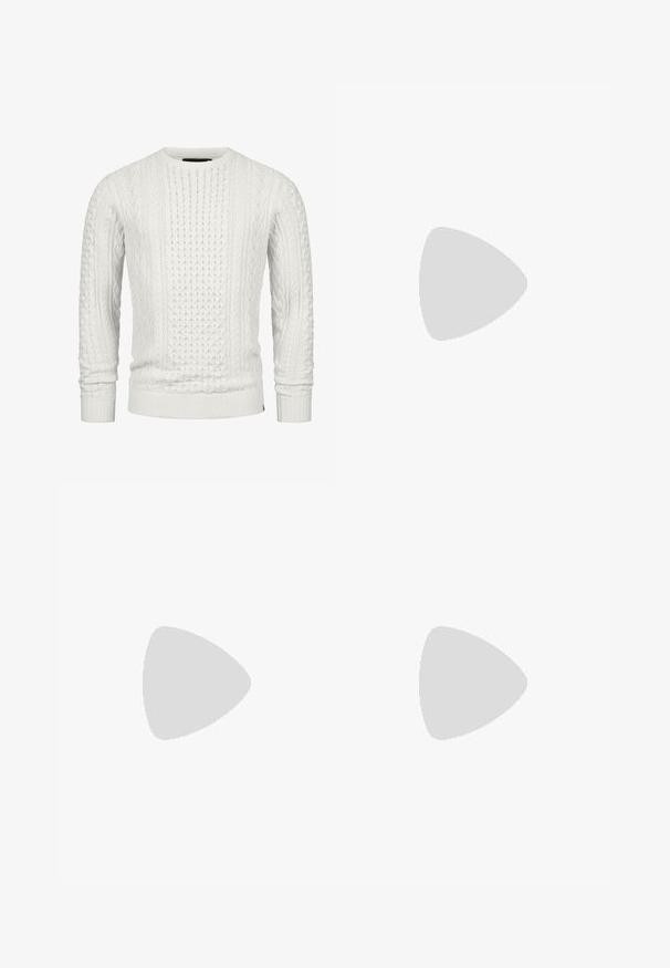 Weißer Strickpullover mit einem Zopfmuster, Rundhalsausschnitt und gerippten Bündchen und Saum. Strukturiert, mit unterschiedlichen Stichdetails.; Beiges Langarmhemd mit Knopfleiste, Button-Down-Kragen, weißen Knöpfen, kleinem schwarzem Kronenlogo auf der linken Brust und kariertem Innenkragen.; Weite Jeans aus verwittertem blauem und braunem Denim. Sie haben eine hohe Taille, Vorderseiten-Taschen und einen klassischen Knopfverschluss mit metallischen Akzenten.; Hellrosa Wildlederschuh mit runder Spitze, Schnürdesign und cremefarbenem Akzentetikett. Verfügt über eine beige Gummisohle für zusätzlichen Halt.