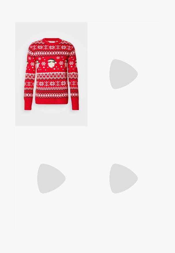 Pull en tricot rouge avec des motifs de Père Noël, des flocons de neige et des motifs géométriques en blanc et vert. Poignets et ourlet côtelés, design col rond.; Chemise blanche boutonnée, manches longues, tissu en coton doux, ourlet arrondi, poche poitrine unique, petit logo sur la poche, col classique.; Jean en denim bleu avec une coupe droite, dotés d'une fermeture à bouton à l'avant, de passants de ceinture et d'un style classique à cinq poches.; Mocassin en cuir noir avec semelle épaisse crantée et détail de bride penny, présenté en profil droit sur fond blanc.