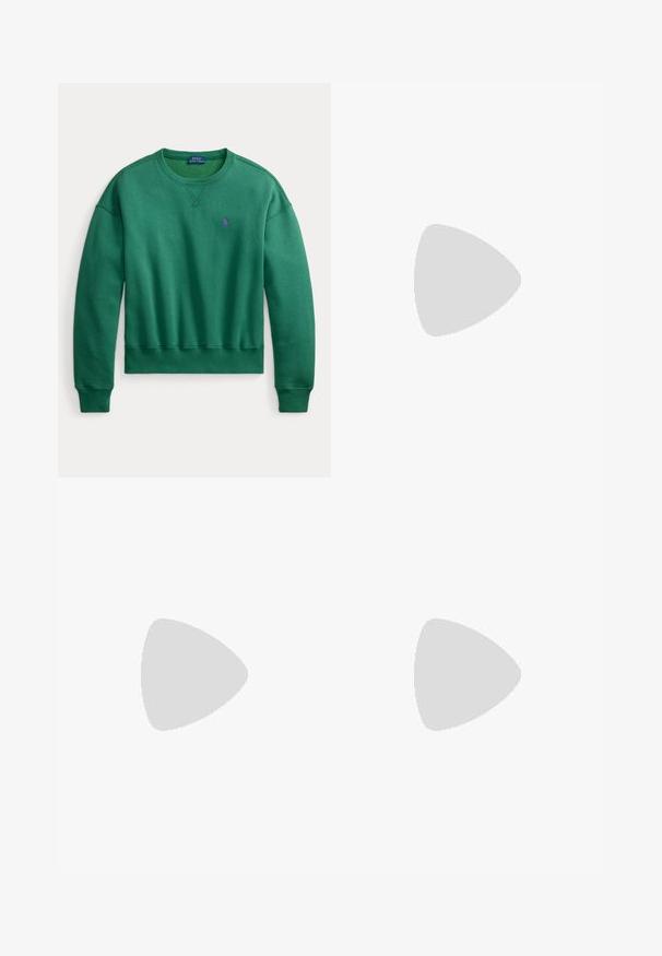 Grüner Crewneck-Pullover mit langen Ärmeln und kleinem lila besticktem Polo Ralph Lauren Logo auf der linken Brust.; Marineblaue Jogginghose mit weißem Kordelzug in der Taille und elastischen Bündchen, mit kleinem roten Logo nahe der linken Tasche bestickt.; Weißer Sneaker mit niedrigem Schaft, Schnürung vorne, Velours- und Lederpaneelen sowie einer hellbraunen Gummisohle auf weißem Hintergrund.; Dunkelgrüne Wildleder-Schultertasche mit geschwungener Form, goldfarbenen Beschlägen und kurzem Riemen mit Verschlussdetails.
