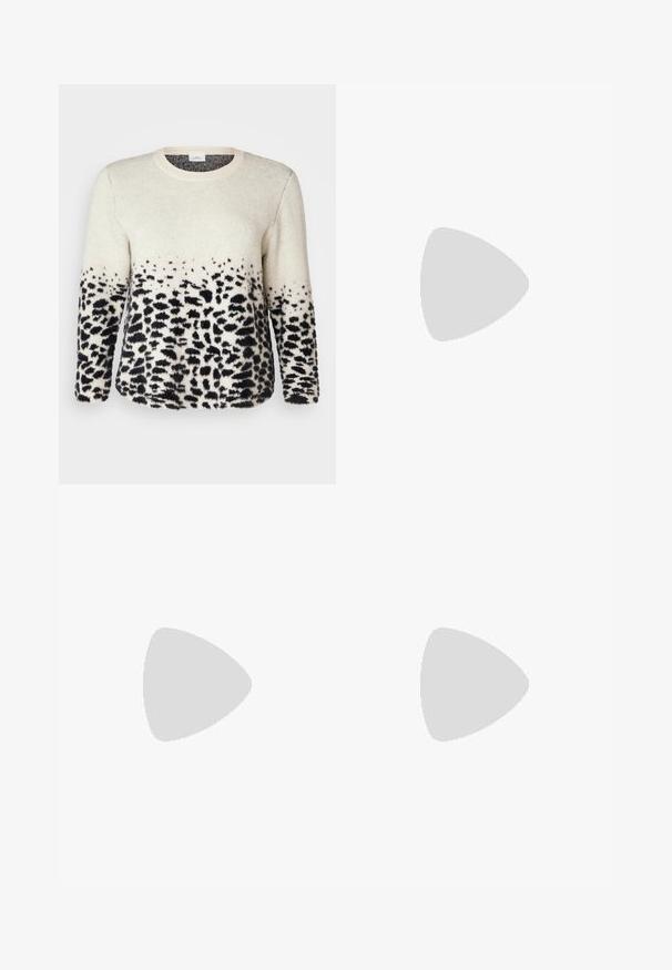 Cremefarbener und schwarzer Tiermuster-Pullover, weiche Textur, Rundhalsausschnitt, lange Ärmel, Farbverlauf mit Leopardenflecken am Saum, lässige Passform.; Schwarze Denim-Jeans mit mittelhohem Bund, vorderem Knopf, zwei Vorder- und zwei Hintertaschen sowie weiter Schnitt.; Schwarzer Leder-Pumps mit spitzer Schuhspitze, dünnem Stiletto-Absatz und offenem Fersenriemen auf weißem Hintergrund.; Schwarze Kunstfell-Handtasche mit weicher Textur, runder Form und einem stabilen schwarzen Leder-Schulterriemen. Sichtbare silberne Hardware-Akzente.