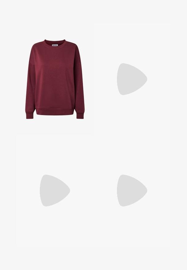 Langærmet crewneck-sweatshirt i mørk burgunder med ribstrikkede manchetter og kant, plain front og en stoflabel inde i kraven.; Bordeaux sweatpants lavet af blødt materiale, med elastisk talje og tapered ben. Ingen synlige mønstre eller hardware-detaljer.; Hvid Adidas Samba sneaker med brune ruskindstriber, brun gummisål og beige ruskindståhætte, vist fra ydersiden på en ensfarvet baggrund.; Vinrød læderhåndtaske med halvmåneform, lynlås og aftagelig rem. Glat tekstur med en subtil glans.