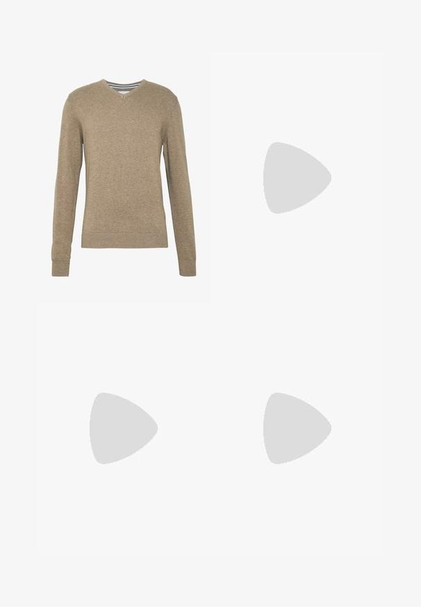 V-hals sweater lavet af blødt, lysebrunt strikstof med lange ærmer samt ribbede manchetter og kant. Subtil struktur i hele stoffet.; Marineblå t-shirt med kortærmer og rund halsudskæring med diskret logo på venstre bryst, ensfarvet design, vist på hvid baggrund.; Mørkeblå chinos lavet af bomuld med en glat tekstur. Har et brunt ruskindsbælte med spænde og lige ben-design.; Hvide ruskinds-sneakers med en glat finish, rund tå, fladt snøresystem og kontrasterende teksturerede detaljer. Indeholder et diskret logo.