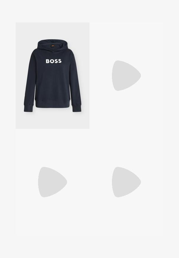 Mørk marineblå hættetrøje med hætte og lange ærmer, med ordet "BOSS" i store hvide bogstaver på tværs af brystet.; Hvid kortærmet skjorte med V-udskæring og bred krave, lavet af tekstureret stof, med en blå "HUGO"-etiket indeni halsudskæringen.; Marineblå brede benbukser lavet af blødt stof, der har en elastisk talje med snøre og logo detail på venstre forsiden af benet.; Hvide og beige sneakers med en glat overdel og suede detaljer, en tekstureret sål og tonet syninger. Snørelukning med logo detalje.
