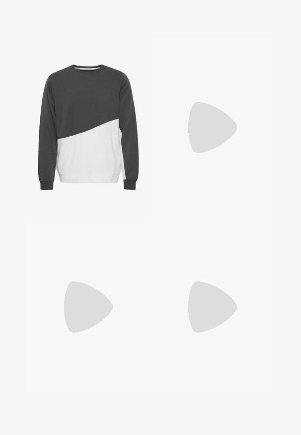 Grå og hvid crew-neck sweatshirt med et diagonalt farveblokdesign. Tekstureret stof, lange ærmer, ribstrikkede manchetter og kant.; Sort og grå plaid skjorte lavet af flannel, med knaplukning foran, lange ærmer og en klassisk kravedesign.; Blå denim jeans med høj talje, lige ben-design og forlommer. Har kontrastsyninger og skjult lukning med knap.; Hvid Nike Air Force 1-sneaker med sort swoosh, snørebånd bundet, placeret i luften over tekstureret betonoverflade udendørs.