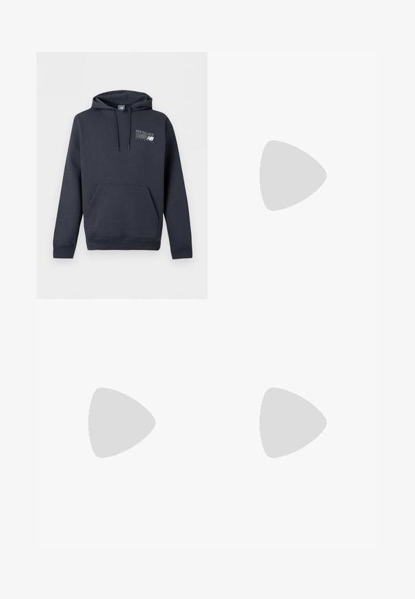 Tmavomodrá mikina s kapucňou s predným vreckom, šnúrkami a bielym logom "New Balance Athletics" na ľavej strane hrudníka.; Svetlosivé tričko s krátkym rukávom s nápisom "new balance athletic shoes" a štýlovým logom "NB" v tmavosivej farbe na hrudi.; Námornícke modré teplákové nohavice vyrobené z mäkkej zmesi bavlny, s elastickým pásom na šnúrku a malou značkovou nášivkou na bedrách.; Čierne a šedé športové topánky s hornou časťou z mikrovlákna a zamatu, s bielou medzipodrážkou, šnúrkami a výrazným logom "N" na boku.