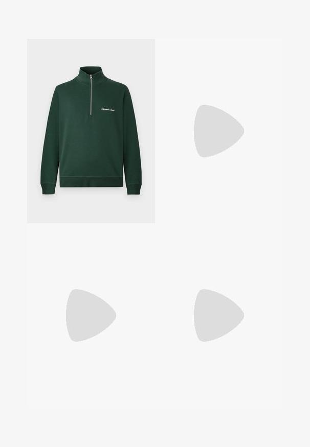 Mørkegrøn langærmet pullover med høj krave og halv lynlås. Har broderet tekst på venstre bryst. Glat stofstruktur.; Lyseblå bomulds-T-shirt med navyblå ribkant ved hals og ærmer. Har hævet tekst "ORIGINALS" og "CONTEMPORARY AESTHETICS" i et diskret design.; Mørkeblå slim-fit jeans med fem lommer og knaplukning, vist mod en ensfarvet hvid baggrund.; Hvide sneakers med sorte og grå detaljer, med en tekstureret grå tåhætte, sort gummisål og flade hvide snørebånd. Rent design, minimalistisk stil.