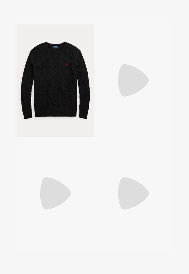 Zwarte kabelgebreide trui met ronde hals, lange mouwen en klein rood Polo Ralph Lauren-logo op de borst.; Beige-wit geruit overhemd met lange mouwen, knopen, kraag en Polo Ralph Lauren-logo op de linkerborst.; Zwarte jeans met rechte pijpen, voor- en achterzakken, riemlussen, knoopsluiting en een subtiel merkembleem op de tailleband en zak.; Zwarte leren loafer met lage hak en penny-strap detail, van opzij getoond op een lichtgrijze achtergrond.
