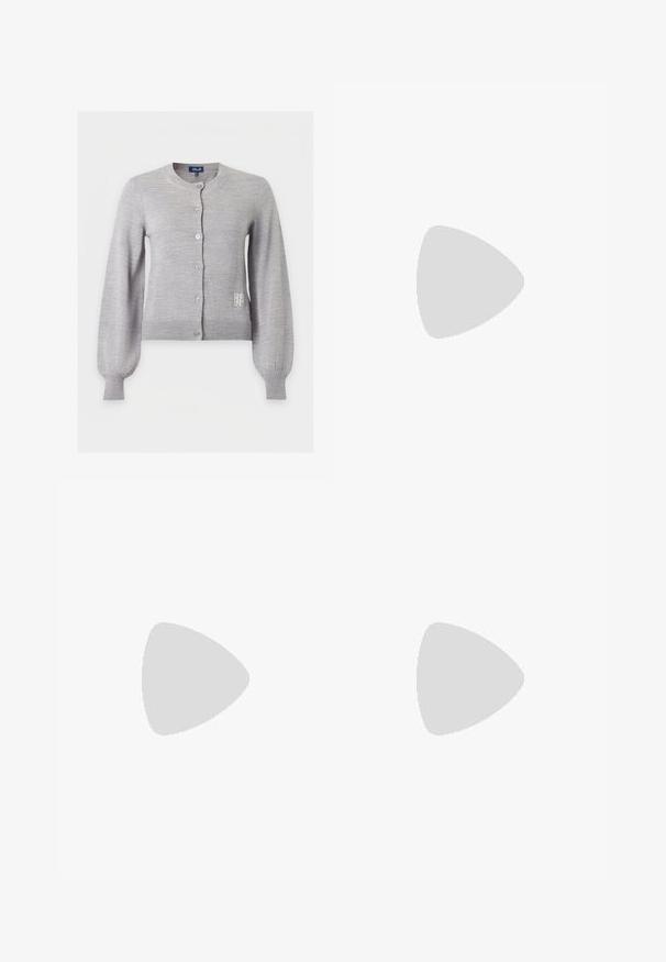 Lichtgrijs vest met lange mouwen en ronde hals, geribbelde manchetten en zoom, knopen aan de voorkant en een klein wit logo rechtsonder.; Witte tanktop van gladde stof, met een ronde halslijn en brede schouderbanden, met een label binnenin waarop "IVY OAK" staat.; Zwarte flared cargo pants met twee voorke pockets en twee zijzakken, gemaakt van een gladde stof met een subtiele glans.; Zwarte pumps van lakleer met spits toelopende neus, T-strap en lage schuine blokhak op witte achtergrond.