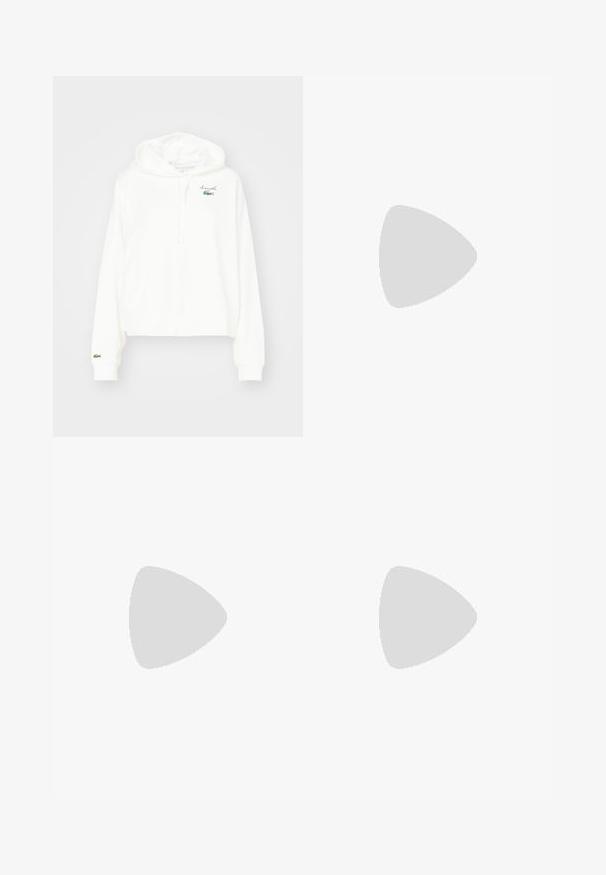 Sudadera blanca de algodón suave, con un bolsillo canguro, capucha con cordón y un pequeño logo de cocodrilo verde en el pecho.; Polo de manga corta en azul marino con cierre de botones, cuello contrastante con acentos en rojo y blanco, y paneles laterales perforados para mayor transpirabilidad.; Pantalones de pana de pierna ancha en verde oscuro. Presentan una textura acanalada horizontal, bolsillos frontales y cierre con botones con detalles de marca.; Zapatillas de cuero blanco con diseño bajo, superficie texturizada, punta redonda, perforaciones para la transpirabilidad y logotipo grabado en el lateral.
