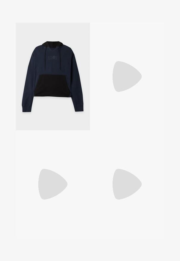 Marineblauwe en zwarte cropped hoodie met voorvak, trekkoordkap en subtiel nummerontwerp op de borst.; Blauw T-shirt met korte mouwen met een klein wit rechthoekig label met zwarte cijfers en een omcirkelde "6" op het midden van de borst.; Zwarte cargo-broeken gemaakt van een gladde, waterafstotende stof. Kenmerken zijn wijde pijpen, meerdere zijzakken en een vlakke tailleband met subtiele branding.; Zwarte lage sneaker met witte zijstreep en gestructureerde olijfgroene zool, zijaanzicht tegen een effen achtergrond.