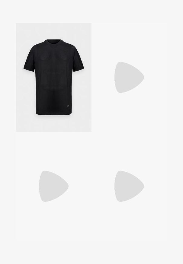 Μαύρο κοντομάνικο ριμπ πλεκτό T-shirt με στρογγυλή λαιμόκοψη και μικρό μεταλλικό λογότυπο κοντά στο κάτω μέρος σε απλό φόντο.; Μακρυμάνικο πουκάμισο από σκούρο τζιν με καφέ γιακά από κοτλέ, κλείσιμο με κουμπιά μπροστά και δύο τσέπες στο στήθος με καπάκι και κουμπιά.; Σκούρο μπλε τζιν με ίσια γραμμή, θηλιές για ζώνη, κουμπί μπροστά και κλείσιμο με φερμουάρ σε απλό ανοιχτό φόντο.; Μαύρη δερμάτινη λοφά, με στρογγυλή μύτη, διακριτές ραφές και χαμηλό τακούνι, διαθέτοντας λεία υφή και μινιμαλιστικό σχέδιο.