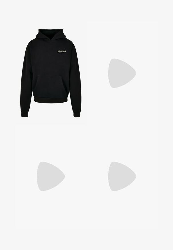 Sort bomulds-hoodie med en frontlomme, ribbede ærmer og søm, med hvid logo-tekst på den øverste venstre side. Blød tekstur.; Lyseblå denimjeans med løs pasform, med falmede pletter, frontlommer og diagonale sømdetaljer. Design med lige ben.; Hvide sneakers lavet af glat læder med en tekstureret beige hælaccent, med runde snørebånd, et lavt profil design og en gummiydersål.; Kompakt grå skuldertaske med sort justerbar rem, lynlåslomme foran og lille logoemblem i nederste højre hjørne.