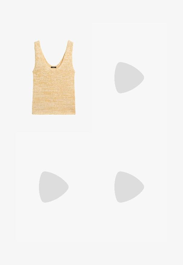 Beige en crèmekleurige gebreide mouwloze tanktop met ronde hals, gemaakt van dikke draad, plat gelegd op een witte achtergrond.; Witte linnen broek met brede pijpen, elastische tailleband en trekkoord, voorzien van zijzakken en een voorste split.; Lichtbruine suède sandalen met twee verstelbare gespbandjes, kurken voetbed en rubberen zool, gecombineerd met een zwarte maxi-jurk.; Ronde, bruin getinte zonnebril met een glanzend bordeauxrood frame. Slanke pootjes met subtiele merkdetails. Vlakke lensontwerp.