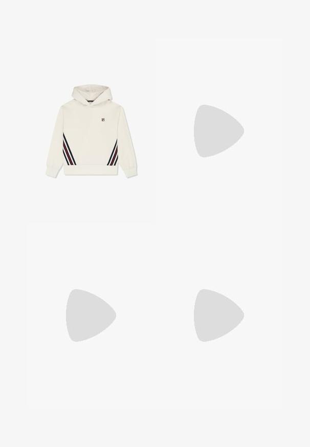 Weißer Kapuzenpullover mit schwarzen und roten diagonalen Streifen in Taillennähe und einem kleinen Fila-Logo auf der linken Brust.; Schwarzes kurzärmeliges T-Shirt mit navyblauen, roten und weißen vertikalen Streifen an den Seiten und kleinem Logo auf der linken Brust.; Beige Sweatpants mit lockerer Passform, einem elastischen Bund, Seitentaschen und einem weißen grafischen Detail entlang des linken Beins. Aus weichem Baumwollmaterial.; Beine mit weißen Socken und schwarzen Adidas Gazelle Sneakers mit weißen Streifen und dicken braunen Sohlen auf einem grauen Teppichboden.