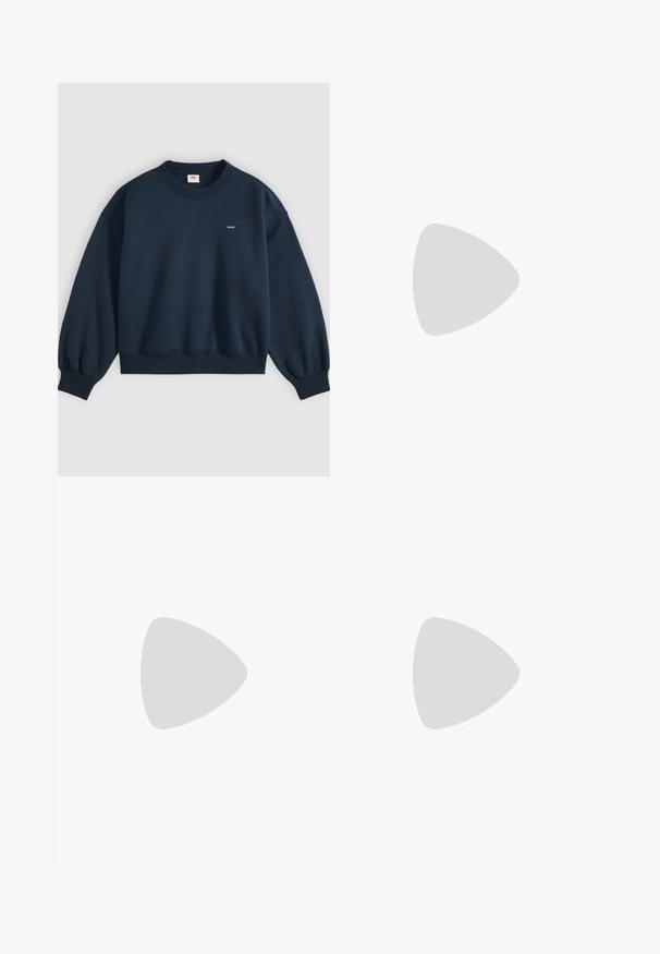 Σκούρο μπλε φούτερ Levi's με μακριά φουσκωτά μανίκια, ριμπ μανσέτες και τελείωμα, και μικρό λευκό λογότυπο Levi's στο στήθος.; Λευκό βαμβακερό μπλουζάκι με κρουαζέ λαιμόκοψη, κοντά μανίκια, ίσια κοπή και απαλό υφασμά. Χωρίς σχέδια ή διακοσμητικά στοιχεία.; Μαύρα τζιν με ίσια γραμμή, με κλείσιμο από κουμπί και φερμουάρ, θηλιές ζώνης και εμπρόσθιες και οπίσθιες τσέπες, τοποθετημένα επίπεδα σε λευκό φόντο.; Μπλέ δίχτυ και σουέτ αθλητικά παπούτσια με κίτρινο λογότυπο Nike, λευκές κορδόνες και ανοιχτό καφέ σόλα; κλασικός αθλητικός σχεδιασμός.