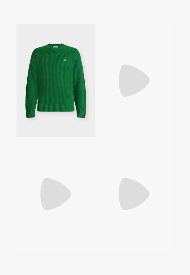 Groene gebreide trui met ronde hals, lange mouwen en een klein geborduurd krokodillenlogo op de linkerborst.; Groen T-shirt met korte mouwen en een ronde hals, voorzien van een klein geborduurd Lacoste-krokodillenlogo op de linkerborst.; Lichtblauwe denim jeans met een rechte pijp. Beschikt over een vervaagde textuur, vijfzakkenontwerp en een knoopsluiting aan de voorkant met riemlussen.; Groene en beige sportsneakers met een bovenwerk van mesh en suède, een gestructureerde tussenzool, zichtbaar vetersysteem en een gedetailleerd reliëflogo.