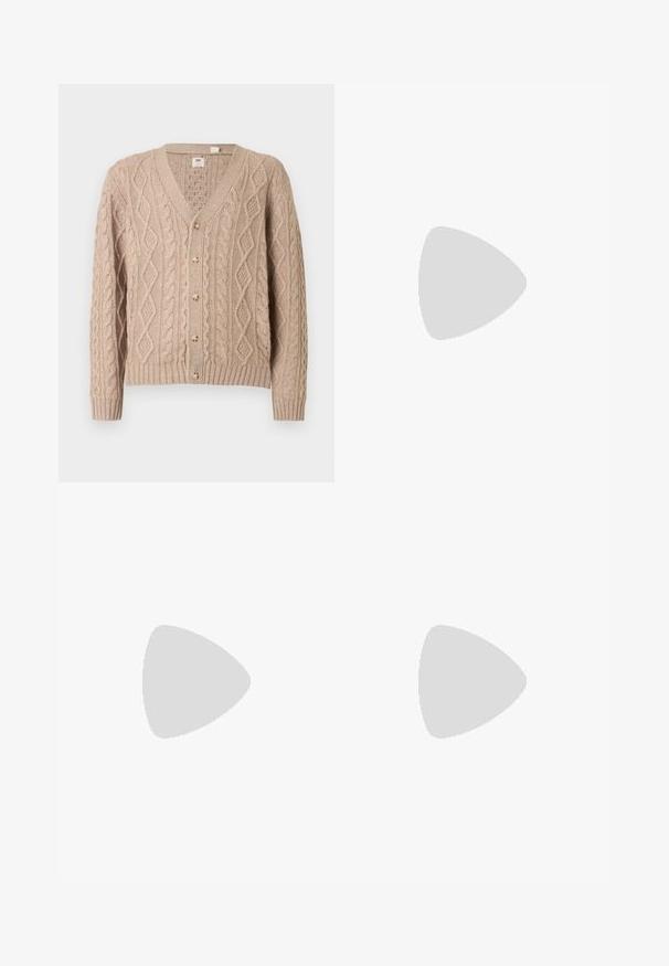 Beige kabelgebreid vest met V-hals, zes knopen aan de voorkant en geribde manchetten en zoom.; Crèmekleurig katoenen T-shirt met een grafische print van een bruine beer in water, bergen en bomen, met "Alaska" en "The Last Frontier."; Bruine corduroy broek met een ribbelstructuur, rechte pijpen, voorzakken en een geborduurd geel logo nabij de tailleband.; Bruine leren veterschoen met brogue-details, ronde neus en een contrasterende zool. Heeft gestikte accenten en een gestructureerd oppervlak.