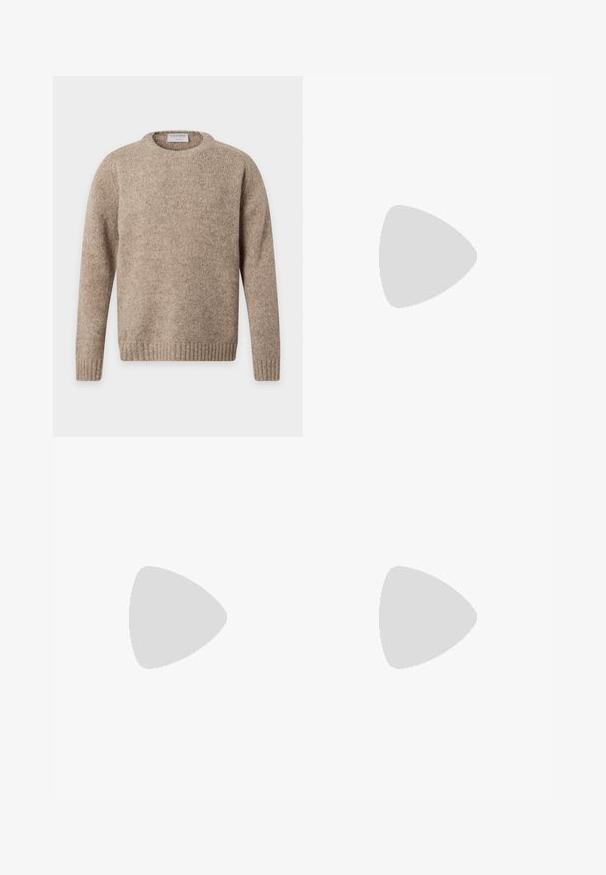 Beige wollen trui met ronde hals, lange mouwen en geribbelde manchetten en zoom, weergegeven op een effen lichte achtergrond.; Donkergrijs herenoverhemd met lange mouwen en knopen, met klassieke kraag, plat afgebeeld tegen een lichte achtergrond.; Lichtbeige broek met verticale dunne strepen, voorzien van een elastische tailleband en een trekkoordsluiting. Zachte stof, recht model.; Low-profile donkerbruine leren sneaker met zwarte rubberen zool, veters aan de voorkant en een strak minimalistisch design op een lichte achtergrond.